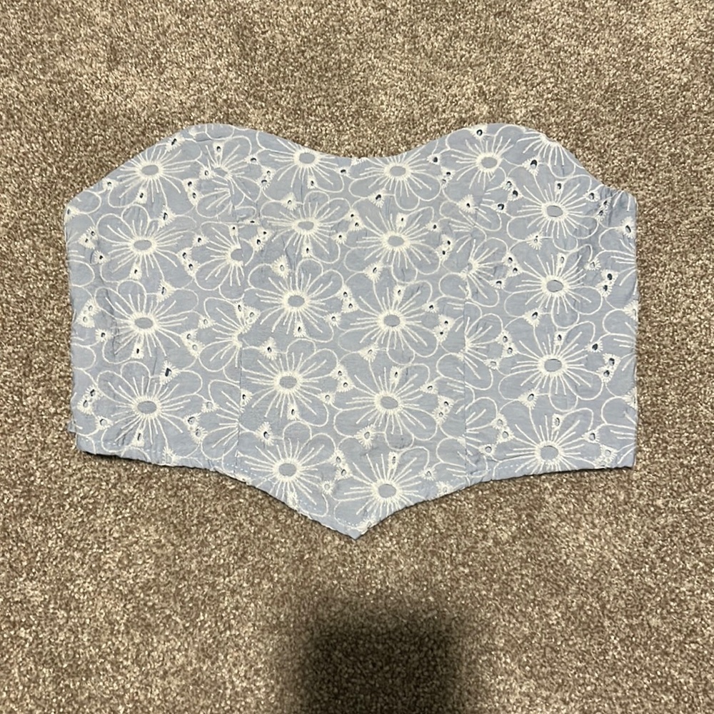 Strapless, crotchet pattern crop top. Size small/4